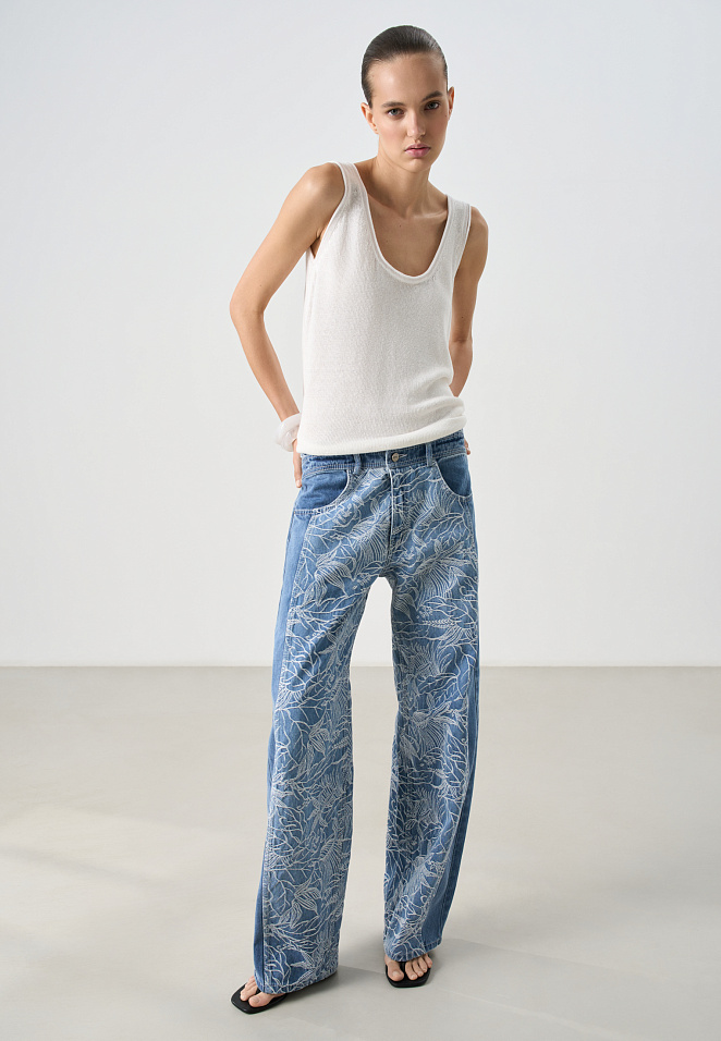 Джинсы с растительным орнаментом