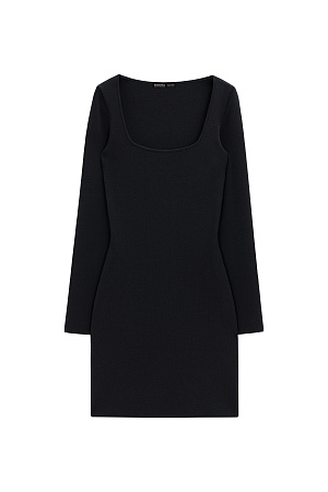черный Трикотажное платье-футляр длины мини. Модель приталенного силуэта, с&nbsp;&nbsp;длинным рукавом и квадратным вырезом декольте.