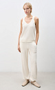 Трикотажные брюки-бананы из кашемира и шерсти. Модель свободного силуэта, с эластичным поясом в рубчик, дополненным кулиской, и двумя большими карманами. Манжеты выполнены на резинках.