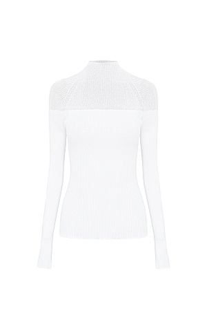 белый Цельновязаная водолазка из вискозы. Модель приталенного силуэта с длинным рукавом и невысоким воротником.