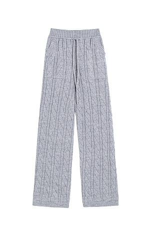 серый Прямые трикотажные брюки с объемными косами из мягкой шерсти. Широкий эластичный пояс на кулиске, передние и задние карманы и манжеты внизу. Дополнить образ можно джемпером в том же стиле.