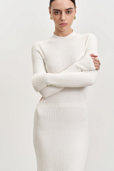 Трикотажное платье с открытой спиной