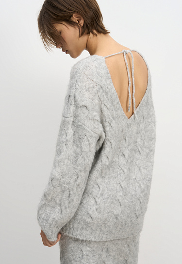 Трикотажный джемпер с открытой спиной и косами