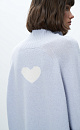 Трикотажный джемпер из шерсти с добавлением кашемира. Модель с высоким воротником в рубчик, спущенной линией плеча и жаккардовым рисунком в виде сердца на спине.