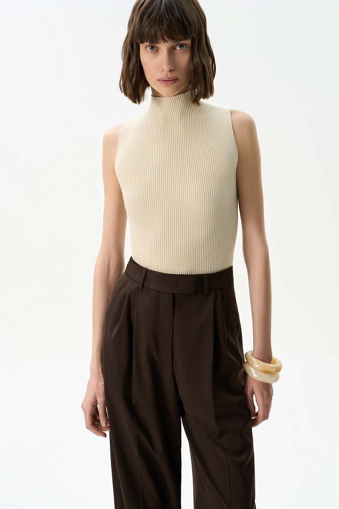 Трикотажный топ из вискозы с высоким воротом