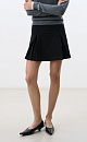 Юбка длины мини из поливискозы. Модель с высоким поясом, дополненым шлевками для ремня. Изделие декорировано закрытыми веерными складками. Застежка на молнию.