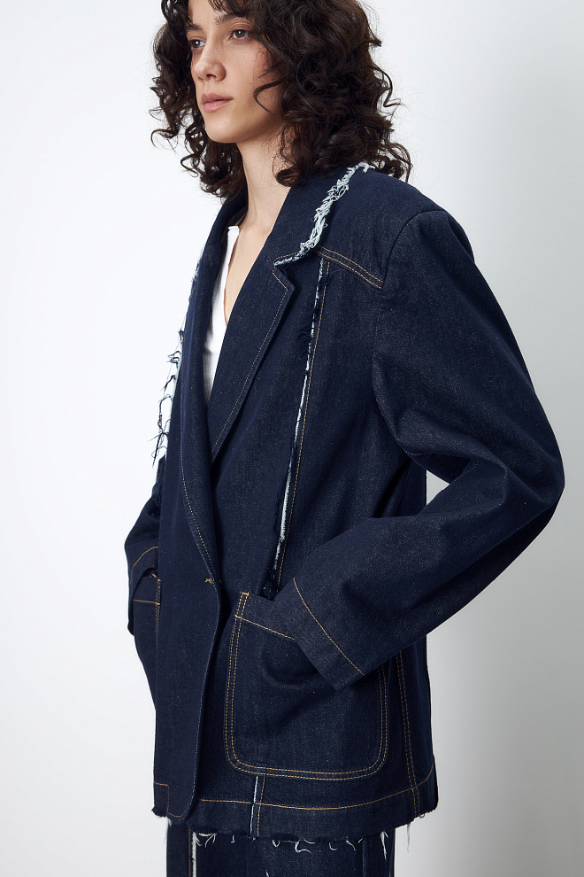 Джинсовый жакет с бахромой