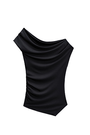 черный Асимметричный топ из модала. Модель приталенного силуэта с акцентом на одно плечо. Изделие декорировано драпировкой и мягкими складками.