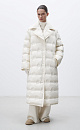 Длинный пуховик с брендированным тиснением. Модель свободного силуэта с широким отложным воротником без капюшона. Застежка на пуговицы. Изделие на подкладке.