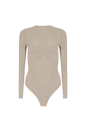 бежевый Трикотажное боди из вискозы. Модель с длинным рукавом и невысоким воротником, края изделия в рубчик. Застежка на бельевые крючки. Модель выполнена в комбинированной вязке: сетку и гладью в мелкий рубчик в области груди и низа изделия.