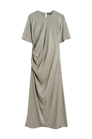 зеленый Платье длины миди из купры. Модель свободного кроя, с круглым вырезом горловины, спущенной линией плеч, короткими рукавами и драпировкой на талии сбоку. Застежка на пуговицу сзади.