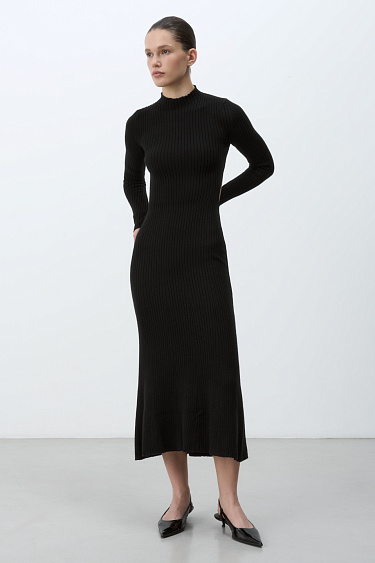 Трикотажное платье с открытой спиной