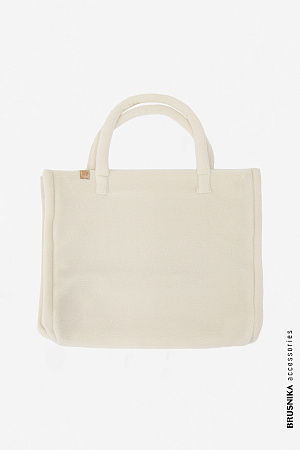 молочный Сумка из экомеха с двумя плечевыми ремнями. Аксессуар&nbsp;&nbsp;гармонично сморится с вязаными изделиями и верхней одеждой из меха.