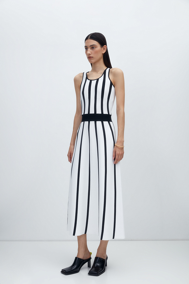 Трикотажное платье в вертикальную полоску