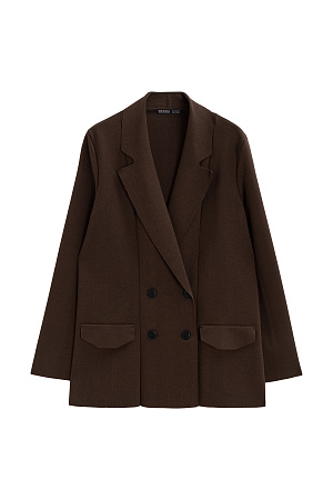 коричневый Трикотажный двубортный жакет из вискозы. Модель свободного кроя, с длинными лацканами, вывязанными карманами и застежкой на пуговицы. Дополнить образ можно брюками.