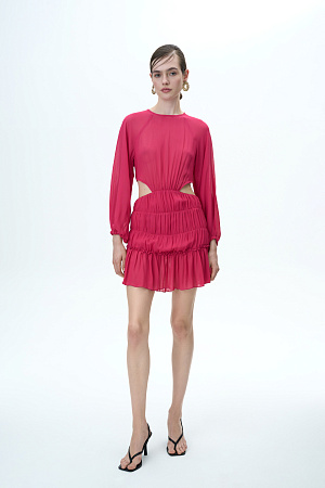 фуксия Короткое шифоновое платье с разрезами по бокам и вырезом на спине.