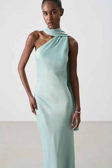 Атласное платье с шарфом