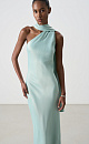 Платье из атласной вискозы длины макси с шарфом. Модель приталенного силуэта, без рукавов, с вырезом халтер, переходящий в воротник-стойку с застежкой на пуговицы сзади. 