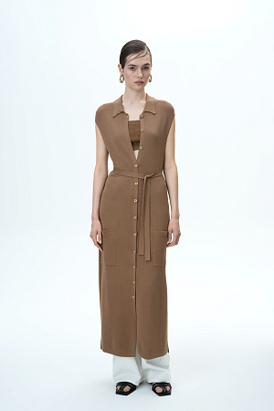 коричневый Длинный жилет на пуговицах добавляет образу новизны и уютности, а тонкий пояс подчеркивает талию.