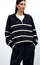 Трикотажный джемпер из 100% хлопка в полоску. Модель свободного силуэта со спущенной линией плеча и воротником-стойкой на молнии.