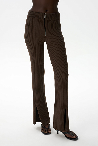 Трикотажные брюки в рубчик с разрезами спереди