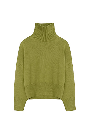 хаки Трикотажный джемпер с шерстью альпака. Модель свободного силуэта с высоким воротником, спущенной линией плеча и длинными рукавами. Манжеты и низ изделия в рубчик.