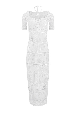 белый Трикотажное ажурное платье длины миди, выполненное в стиле печворк. Модель приталенного силуэта, с коротким рукавом и кулиской, фиксируемой на шее.