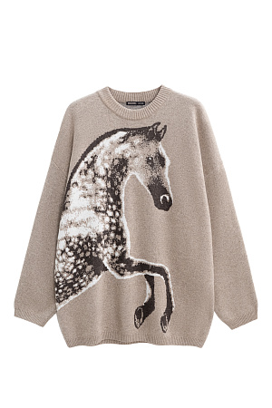 бежевый Трикотажный джемпер из шерсти и кашемира. Модель свободного силуэта со спущенной линией плеч, круглым вырезом горловины и жаккардовым анималистичным принтом лошади. Края изделия выполнены в рубчик.