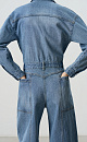 Джинсовый комбинезон из 100% хлопка. Модель с рубашечным верхом с длинными рукавами, отложным воротником и большими нагрудными карманами.<br />
Брюки изделия широкие, прямые, полной длины, с большими накладными карманами и шлевками на поясе для ремня.