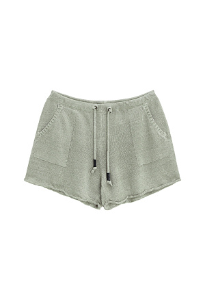 зеленый Трикотажные короткие шорты из 100% льна. Модель свободного кроя с двумя боковыми карманами и регулиремым поясом на кулиске.