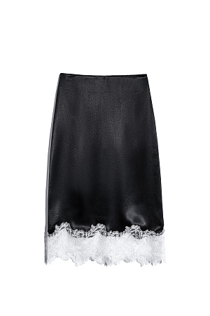черный Юбка длины миди из атласной вискозы. Подол изделия декорирован тонким кружевом контрастного цвета. Застежка на потайную молнию.