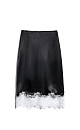 Юбка длины миди из атласной вискозы. Подол изделия декорирован тонким кружевом контрастного цвета. Застежка на потайную молнию.