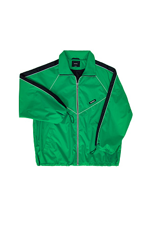 зеленый Детская куртка в спортивном стиле с карманами по бокам, голубым кантом и широким лампасом. Брендированный ярлык на груди. Подклад с элементами из сетчатой ткани по бокам и воротник-стойка. Дополнить образ можно брюками или шортами в таком же стиле.