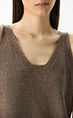 Трикотажный топ из 100% льна. Модель прямого кроя, на широких бретелях, с глубокой проймой и U-образным вырезом горловины. Края изделия выполнены в рубчик.