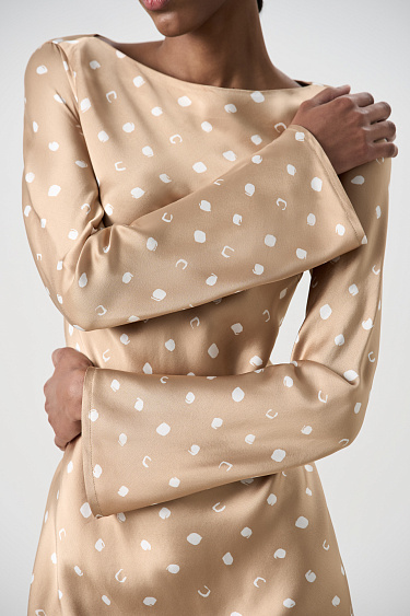 Атласное платье с длинными рукавами