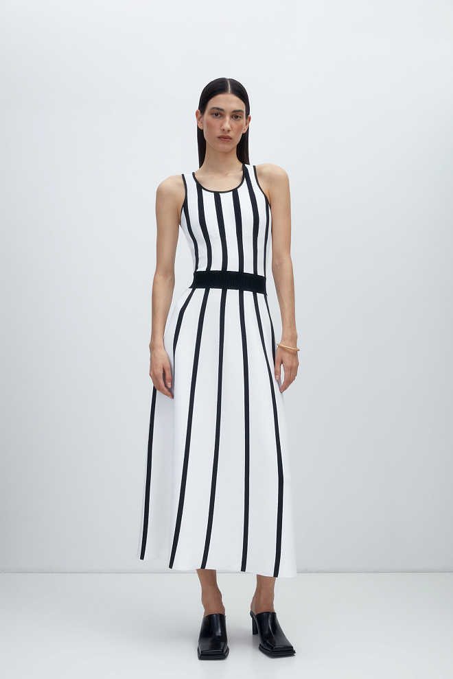 Трикотажное платье в вертикальную полоску