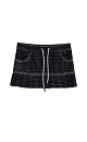 Джинсовая юбка в горошек длины мини из 100% хлопка. Модель выполнена в складку, с поясом на кулиске и двумя карманами. Изделие декорировано строчкой контрастного цвета и имитацией необработанного края. Трикотажные вискозные шорты с жаккардовой надписью в комплекте.
