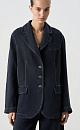 Классический однобортный жакет из 100% льна. Модель прямого кроя, с широкими лацканами и застежкой на три пуговицы. Нагрудный и два прорезных кармана с клапанами. Изделие декорировано строчкой контрастного цвета. 