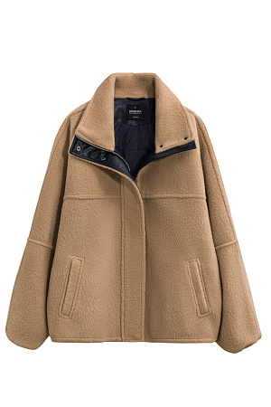 бежевый Шуба из экомеха с воротником-стойкой. Модель свободного силуэта с боковыми карманами, объемными швами и манжетами на резинке. Застежка на молнию под планкой с кнопками, декорированной экокожей.