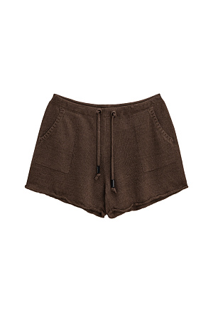 коричневый Трикотажные короткие шорты из 100% льна. Модель свободного кроя с двумя боковыми карманами и регулиремым поясом на кулиске.