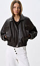 Укороченный бомбер из экокожи.Модель свободного силуэта с длинными рукавами, с воротником и двумя нагрудными карманами. Застежка на молнию. Изделие на подкладке.
