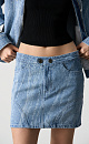 Джинсовая юбка длины мини. Изделие декорировано отстрочкой контрастного цвета, формирующей графические акценты. Застежка на молнию и пуговицу. Без подкладки. 