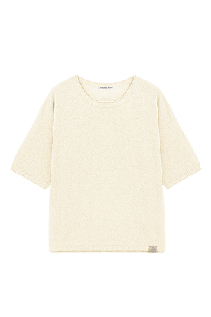 молочный Трикотажная oversize футболка из мягкого хлопка с махровой текстурой. Модель свободного силуэта со спущенной линией плеча, круглым вырезом горловины и брендированным ярлыком. Края изделия выполнены в рубчик.