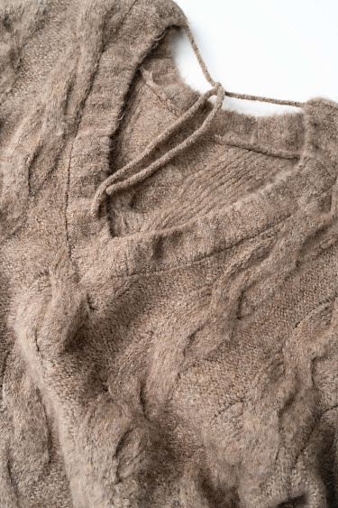 Трикотажный джемпер с открытой спиной и косами