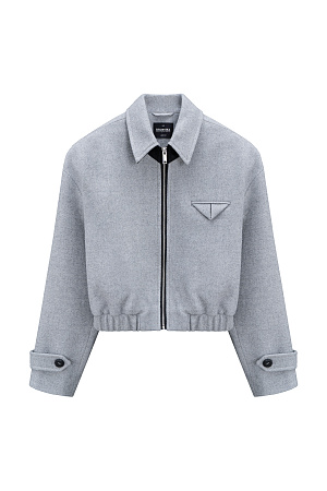 серый Шерстяной бомбер с отложным с воротником. Модель прямого силуэта с подплечниками и имитацией кармана на груди. Длинные рукава с патами на манжетах. Воротник декорирован вставкой из экокожи. Застежка на молнию. Изделие на подкладке.