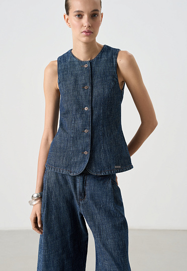 Джинсы с защипами на карманах