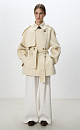 Двубортное пальто с добавлением верблюжьей шерсти. Модель прямого свободного силуэта с отложным воротником и боковыми карманами. Изделие декорировано отлетной кокеткой и широкими лацканами на плечах. На талии расположены шлевки, через которые продевается пояс, выполненный из того же материала, что и пальто. Без подкладки. 