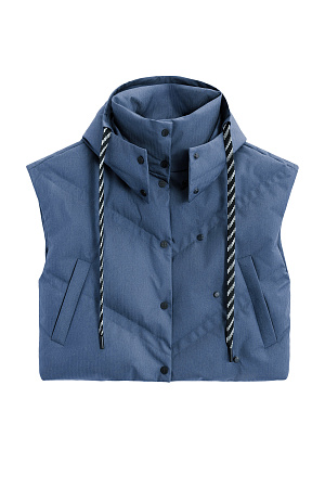 синий Стеганый жилет на пуху с двойной отстрочкой. Модель с капюшоном и воротником-стойкой. Застежка на кнопки. Низ изделия выполнен на регулируемой кулиске. 