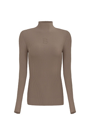 бежевый Трикотажная водолазка из вискозы. Модель приталенного силуэта, с воротником-стойкой и длинными рукавами реглан. Изделие декорировано вывязанным логотипом на груди и разрезами на внешней стороне рукавов.