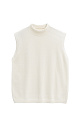 Трикотажный жилет из кашемира и шерсти. Модель без рукавов с воротником-стойкой, выполненным в тонкий рубчик.